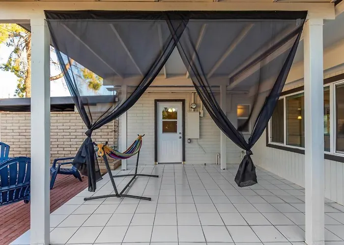 New Midtown Modern Studio With Backyard